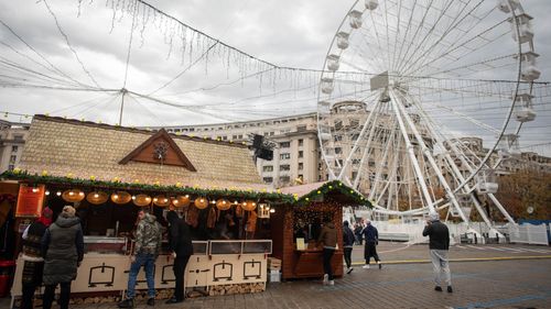 București, primul Târg de Crăciun care și-a închis porțile înainte de Anul Nou: „Peste 900.000 de vizitatori, două sute de artiști, meșteșugari, artizani, colinde și concerte au transformat Piața Constituției într-una dintre cele mai căutate destinații din Capitală”/ Fotogalerie