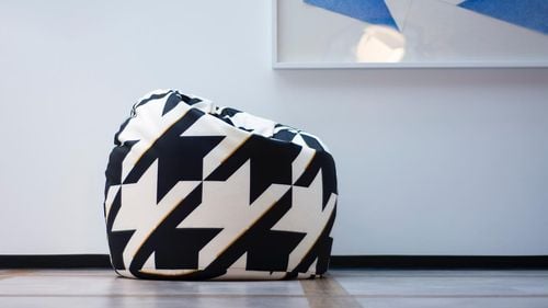 Antreprenor cu valoare adăugată: Narativo, un brand românesc de design interior, a pornit de la pufi și acum creează produse retro care combină funcționalitatea cu un design unic