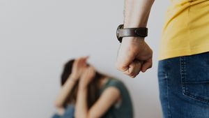 Imagini cu un bărbat care îşi bate soţia într-un loc de joacă din Braşov, în timp ce copilul se dă pe leagăn, publicate online / Poliţia a deschis dosar penal / Bărbatul era băut
