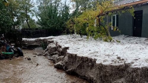 FOTO VIDEO Fenomen extrem. Un sat din Constanţa, acoperit de un strat de grindină care a atins chiar şi un metru grosime / Cinci persoane blocate în locuinţă, evacuate/ Trei mașini, mutate zeci de metri de torent