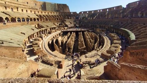 Secretul betonului pe care romanii l-au folosit şi a rezistat milenii întregi se află în cenușa vulcanică din zona Pozzuoli din Golful Napoli / O altă componentă cheie a vechiului amestec de beton sunt ”clastele de var”