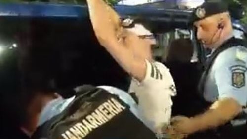 Unul dintre suspecții că a lovit femeia jandarm a fost extras duminică seara din Piață/ UPDATE Jandarmeria l-a identificat, este bucătar în Centrul Vechi