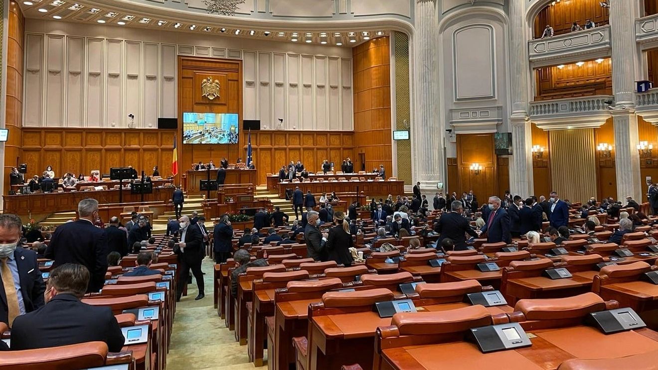 Surse: Coaliția de guvernare renunță la sesiunea extraordinară a Parlamentului pentru legea pensiilor speciale, pentru că Bruxelles-ul a cerut discuții pe amendamente / Și măsurile fiscale sunt puse în așteptare