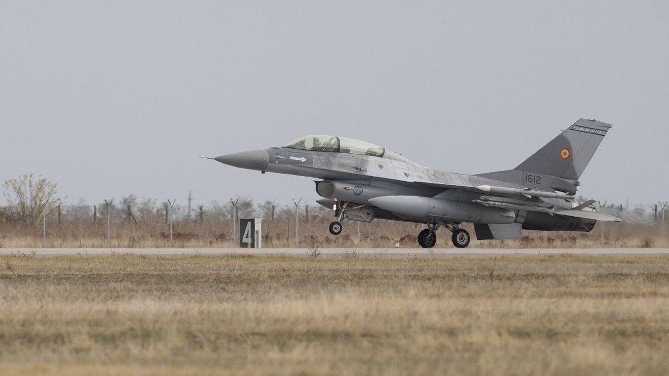 O nouă aeronavă F-16 achiziţionată de România a aterizat la Câmpia Turzii