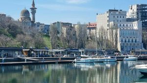 VIDEO Constănțenii s-au urcat în vaporașe și au plecat pe mare/ Mii de oameni au ieșit la plimbare duminică, încurajați de vremea frumoasă după două săptămâni de ”iarnă”/ Terasele din centrul vechi sunt pline (galerie foto)