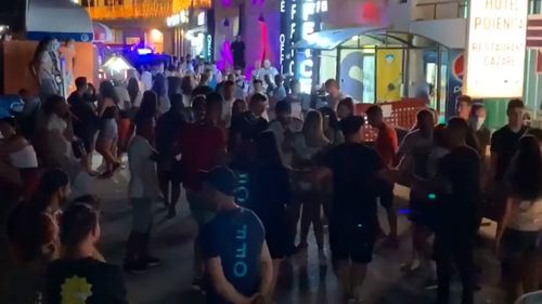 Distracție fără măsuri de protecție în Costinești: o nouă horă încinsă pe promenada aglomerată, unde turiștii se plimbă umăr la umăr fără mască sau măsuri de distanțare