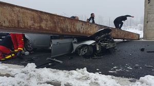 FOTO Accident pe DN6: O femeie a murit după ce un limitator de înălțime rupt de un TIR a căzut pe o mașină, între Roșiori și Caracal / CFR: Traficul feroviar nu este afectat