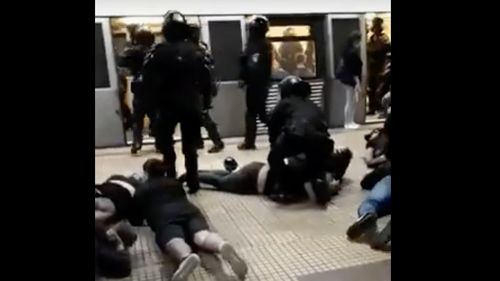 VIDEO Intervenție în forță a jandarmilor împotriva mai multor suporteri steliști care s-au refugiat la metrou