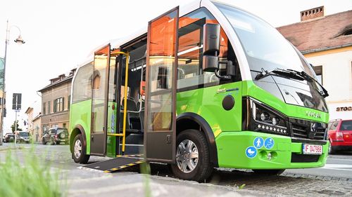 Cum arată minibuzele electrice care vor circula în centrul istoric al Sibiului