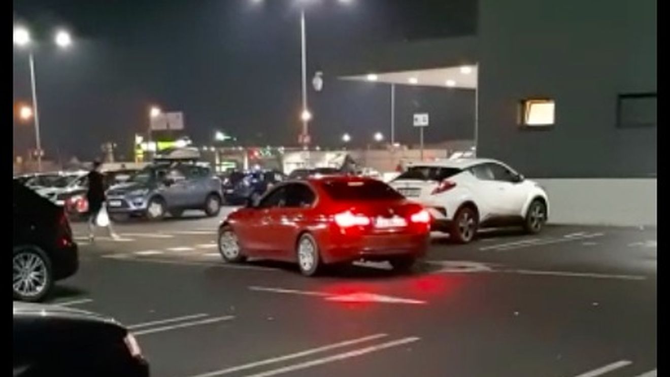 Candidaţii pentru Baroul Bucureşti solicită reexaminarea după ce au fost nevoiţi să dea proba scrisă în zgomot de drifturi şi muzică tare / Protest pe treptele Palatului de Justiţie