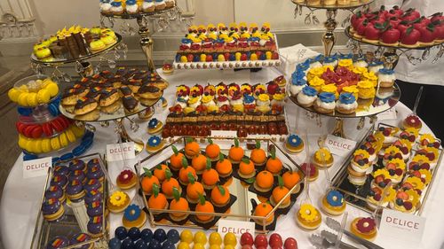 FOTO | Macarons, choux și mini-eclere în culorile drapelului României: Cum a arătat candy-bar-ul de la recepția organizată de Ziua Națională la Palatul Cotroceni / Din meniu, au făcut parte și sarmale