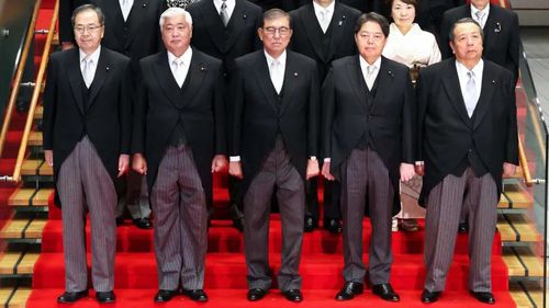 Guvernul japonez recunoaște că a editat fotografia cabinetului, în care doi membri apăreau cu pete pe cămașă