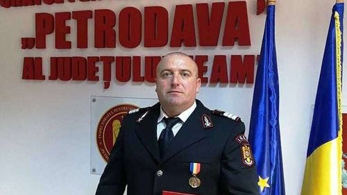 Neamț: Un pompier care și-a salvat vecinii din flăcări le oferă acum găzduire în propria casă