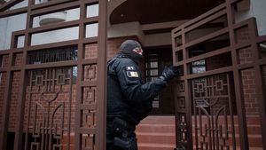 Percheziţii la domiciliul unui poliţist şi la sediul Secţiei Poliţie Rurală Beiuş, într-un dosar de luare şi dare de mită / Agentul ar fi primit avantaje materiale pentru a nu-şi face datoria într-un dosar de viol pe care-l instrumenta