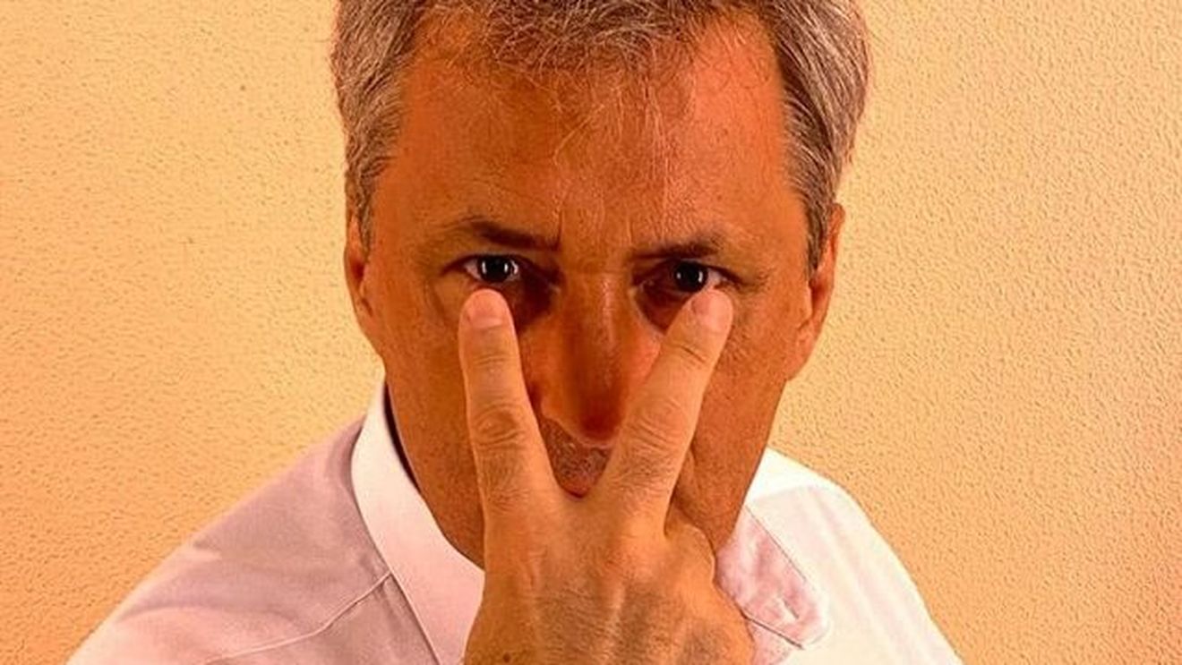 Marcel Vela, cu ”masca de pieton anonim” pe Calea Victoriei: Ieri am făcut câțiva pași și am văzut că oamenii respectă purtarea măștii. Le-am spus în gând: Mulțumesc!