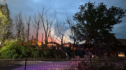 Incendiu la o hală părăsită în zona Dămăroaia din București. Fumul gros a ajuns până în cartierul Militari