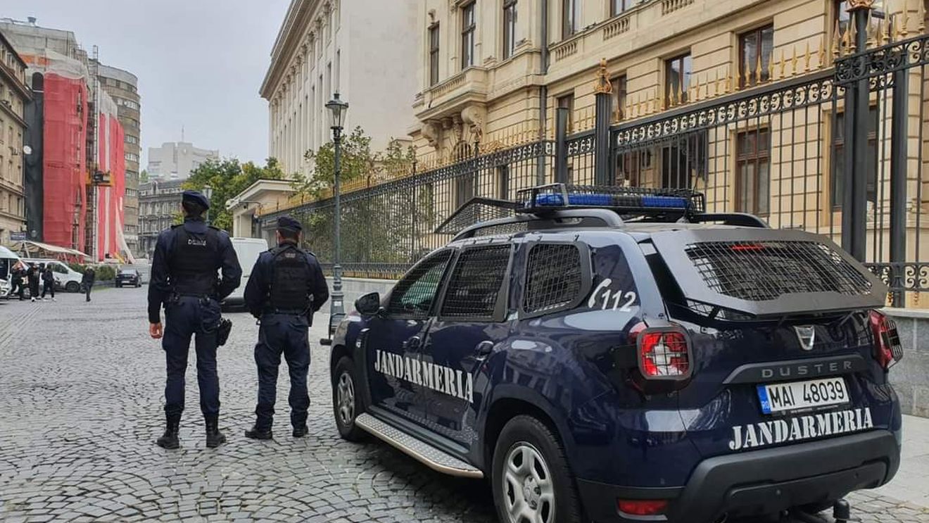 UPDATE VIDEO Un bărbat în vârstă a fost trântit la pământ și încătușat de doi jandarmi din București pentru că ar fi refuzat să poarte masca și să se legitimeze/ Ce măsuri a luat Jandarmeria