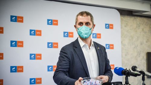 Barna a mers cu bomboane la Sibiu / Organizația locală a USR a postat recent un desen în care doi copii se ceartă pe un bol cu dulciuri, făcând aluzie la scandalul de la vârful partidului