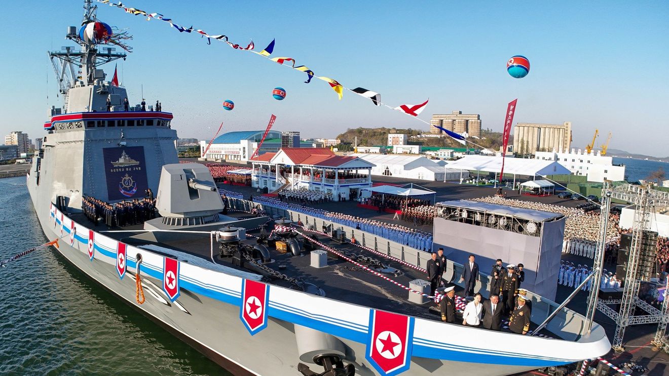 Distrugătorul nord-corean avariat chiar la lansare a fost redresat / Coreea de Nord anunțase că a instalat "cele mai puternice arme" la bordul navei