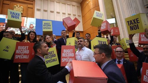 USR, protest cu cutii de cadou ”Taxe noi” la votul pentru bugetul prezentat de premierul Ciolacu în Parlament