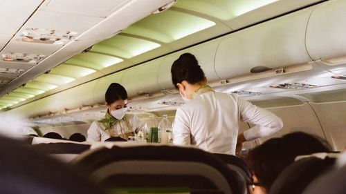 Ce alimente și băuturi sunt de evitat în avion? Sfaturile însoțitorilor de bord