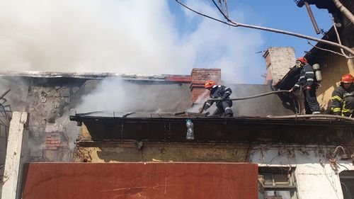VIDEO Incendiu la o casă din centrul Capitalei, pe o stradă din zona Victoriei