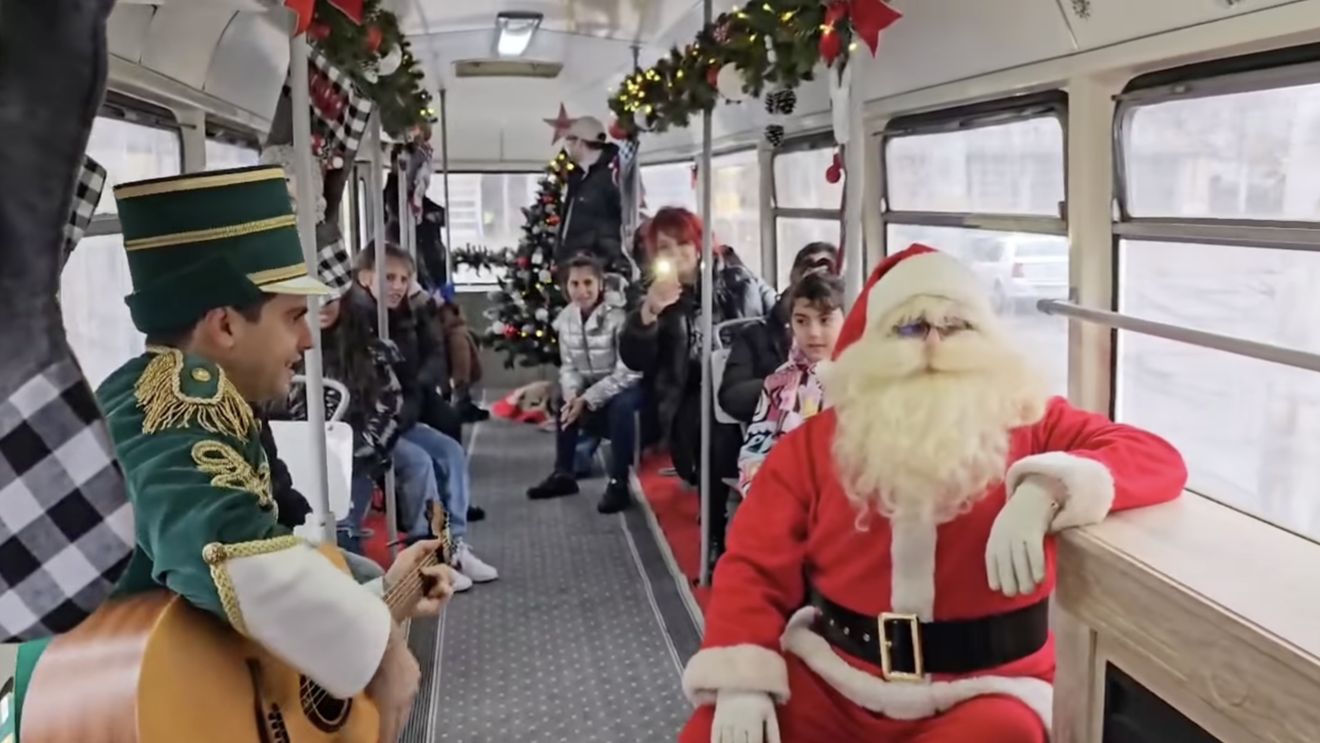 VIDEO În București, Tramvaiul lui Moş Crăciun aduce spiritul sărbătorilor de iarnă pentru 300 de copii