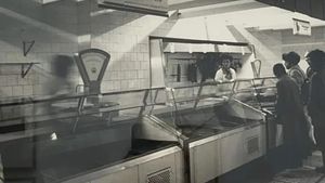 Eticheta „Refuzat la Export”: Sinistrul paradox al anilor '80, când românii flămânzeau în timp ce munți de alimente putrezeau în depozite / Untul produs la Alba Iulia pentru URSS s-a stricat în depozite
