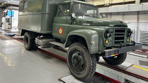 GALERIE FOTO Un camion Steagul Roșu din 1974, folosit de Armata Română și recondiționat complet, a trecut pragul RAR