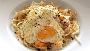 Spaghetti alla poverella, o rețetă care te face să uiți de carbonara. Ultrarapidă, cu mai puține calorii și mai economică