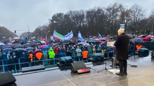 Mii de protestatari s-au adunat la Berlin sub sloganul "Niciodată din nou este acum", în timp ce principalul lider al comunității evreiești afirmă că antisemitismul este "o practică obișnuită în Germania"