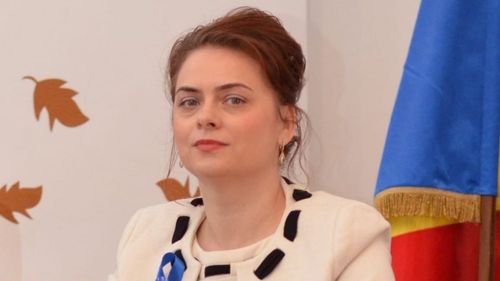 Inspectoratul Școlar Iași, despre tergiversările în cazul învățătorului acuzat că a bătut o elevă de a II-a și că își terorizează clasa:„La acest moment este în curs de desfășurare cercetarea disciplinară”. Pe 1 martie, inspectorul general spunea că va solicita urgent încetarea contractului de muncă