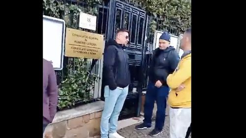 VIDEO Câteva zeci de români s-au strâns la ambasadele din Europa / Cei mai mulți sunt la Viena, aproximativ 100 de persoane, unde se scandează ”vrem să votăm” / La Paris și Roma nu sunt mai mulți de 30