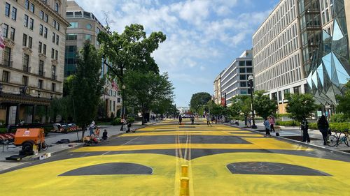 VIDEO Primarul din Washington DC a scris cu litere uriașe ”Black Lives Matter” pe strada care duce spre Casa Albă/ Replica lui Trump: Primar incompetent, Garda Națională a salvat-o de o mare jenă