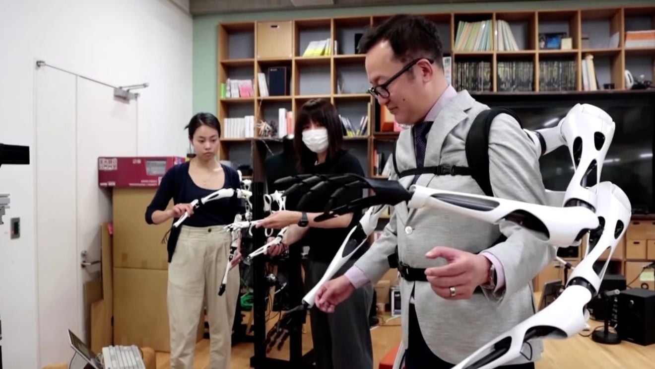 VIDEO Oamenii de știință din Japonia dezvoltă un robot portabil cu 6 brațe, un prim pas spre un viitor cyborg