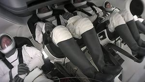 VIDEO Misiune de trei zile în spațiu pentru patru astronauți amatori / Din echipajul denumit  Inspiration4 face parte și un miliardar