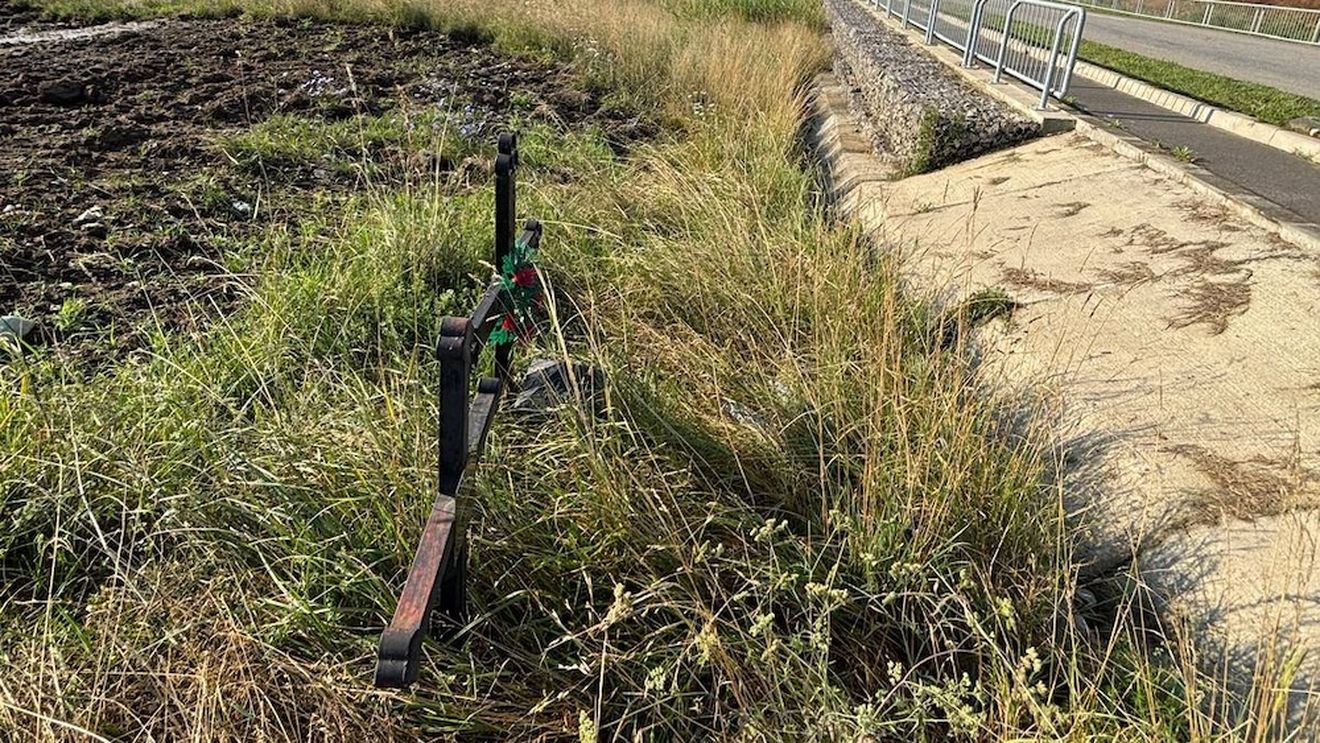 Autostrada Sibiu – Făgăraș scoate crucile din pământ / Primăria Avrig: Aveți 48 de ore să ne contactați să mutăm crucile de pe marginea drumului