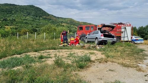 Accident mortal într-un cimitir din Satu Mare / O șoferiță nu și-a asigurat mașina oprită în pantă, iar aceasta a trecut peste ea / Femeia a încercat să oprească automobilul punându-se în calea lui