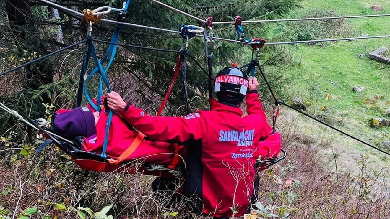 Un parapantist rămas blocat într-un copac a fost recuperat de Salvamont Brașov