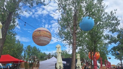 VIDEO Festival du Bonheur, pentru gurmanzi și fanii street food care își petrec mini-vacanța pe litoral: Ce poți să mănânci și să bei la evenimentul din Mamaia Nord și la ce prețuri