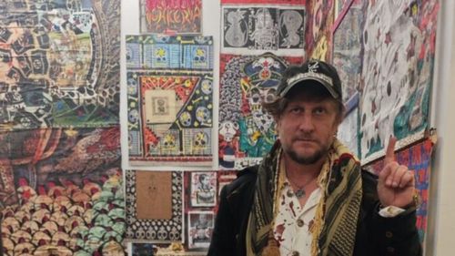 Scandalul expoziției de la Malmaison: Svastici și steaua nazistă, în plin fenomen neolegionar în România / Gazda se delimitează de artist, organizatorul îl laudă / Cercetător ”Elie Wiesel”: Autorul a expus tablouri antisemite la o lună după 7 octombrie