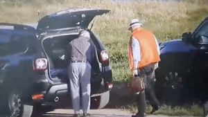 UPDATE Dumitru Buzatu, arestat preventiv pentru 30 de zile / Momentul primirii banilor a fost înregistrat de procurori: ”Sărut mâna! Încă o dată îți mulțumesc că eram pe drojdie!” / Oprit în trafic, a spus că banii îi aparțin: ”Sunt bani din economiile mele”