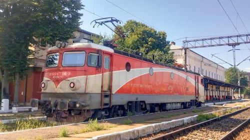 Zeci de tineri s-au electrocutat grav, iar unii au murit, în ultimii ani, în zonele de cale ferată, ignorând averstimentele CFR