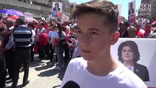 VIDEO Elev de clasa a 7-a, interviu din mijlocul mitingului PSD de la Târgoviște, chiar în timpul discursului lui Dragnea: Cu PSD-ul, viitorul este foarte prost, pentru că situația învățământului este proastă / Nu vreau să plec din țară, împreună cu ceilalți tineri putem salva țara