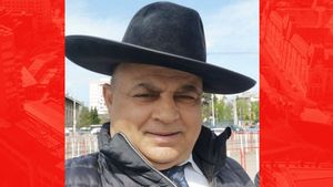 Un ieșean este „călăuza” romilor care nu se descurcă în labirintul birocrației / „Fac din suflet, sunt mândru de etnia mea” / ”Fac ca un voluntariat. Merg cu ei personal și îi ajut, stau acolo lângă ei”