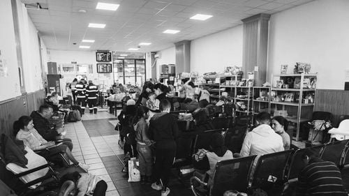 Elena Trofimciuk, fotografă refugiată din Ucraina, devenită voluntar în Gara de Nord: ”Fiecare român vrea să ajute. Sunt foarte prietenoşi”