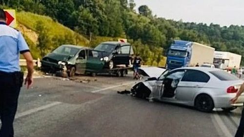 Patru copii și doi adulți au fost răniți într-un accident cu trei mașini din Timiș