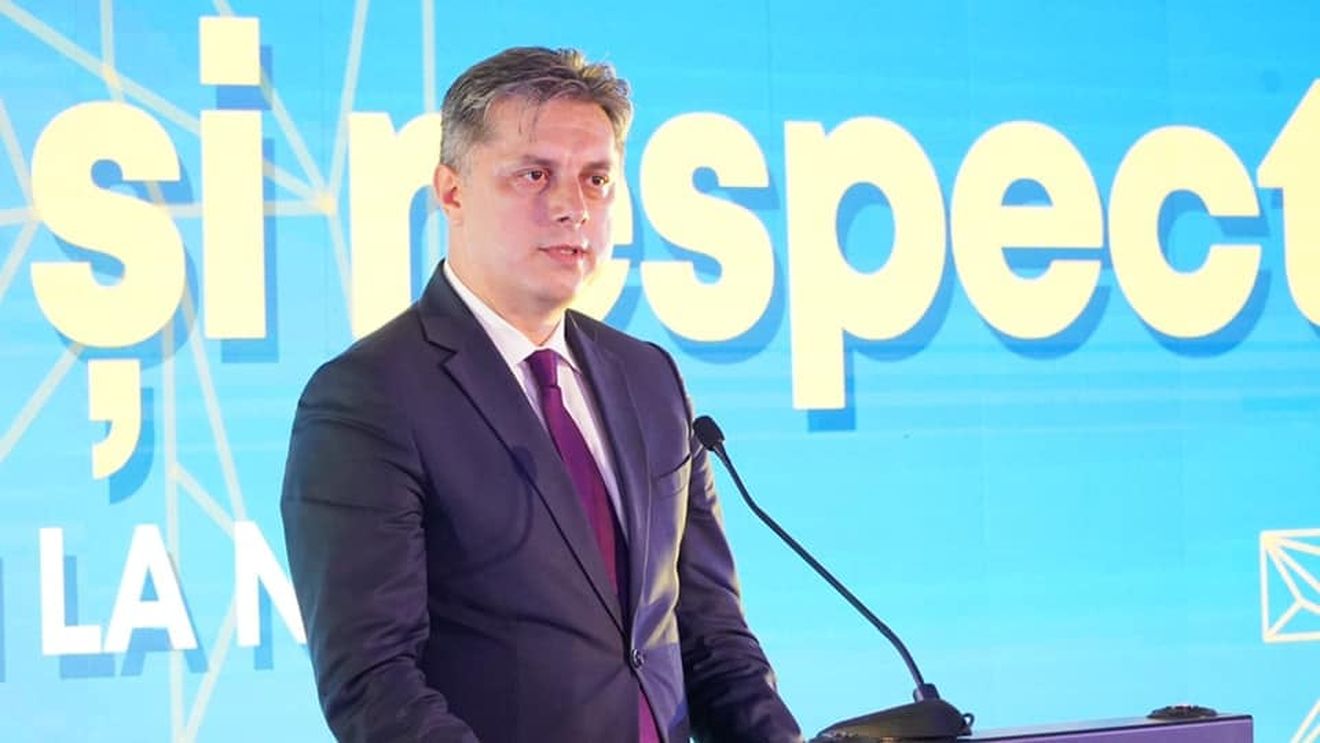 Mugurel Cozmanciuc, ultimul parlamentar înscris la școala doctorală a SRI, e la un pas de a doua exmatriculare. El crede ca NATO funcționează ca un serviciu secret