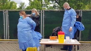 250 de kilometri parcurși cu mașina, 611 persoane vaccinate și 15 ore de muncă. Cum arată ziua unei echipe de vaccinare din județul Alba