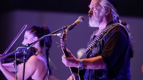 Trupul lui Nicu Covaci va fi depus la Filarmonică, la începutul săptămânii viitoare, anunță primarul Fritz / Expoziție foto și o carte de condoleanțe, deschise la Casa de Cultură / Legendarul artist va fi înmormântat la Cimitirul Eroilor din Timișoara